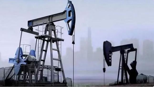 النفط يصل إلى 80 دولار.. ومخاوف جديدة نتيجة حظر مشتقات النفط الروسية