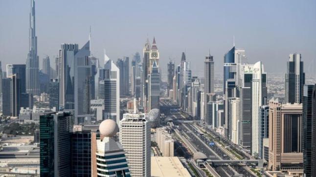 الإمارات تقرر منح علاوات تصل إلى 7 آلاف درهم شهريًا للعاملين في القطاعين الخاص والمصرفي