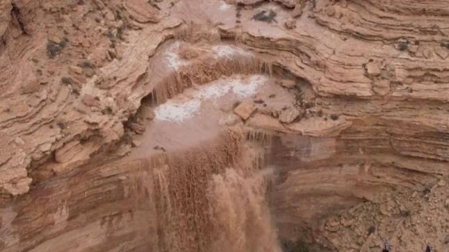 الأمطار الغزيرة تشكل لوحة جمالية ومناظر خلابة في الرياض