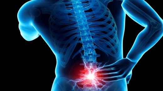 آلام الظهر خلال ساعات العمل .. ما هي أسبابه وكيف نقي أنفسنا منه؟