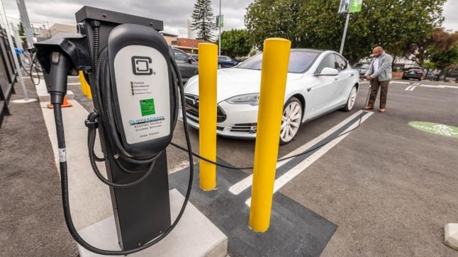 ولاية كاليفونيا تخطط لبناء 90 ألف جهاز لشحن السيارات الكهربائية