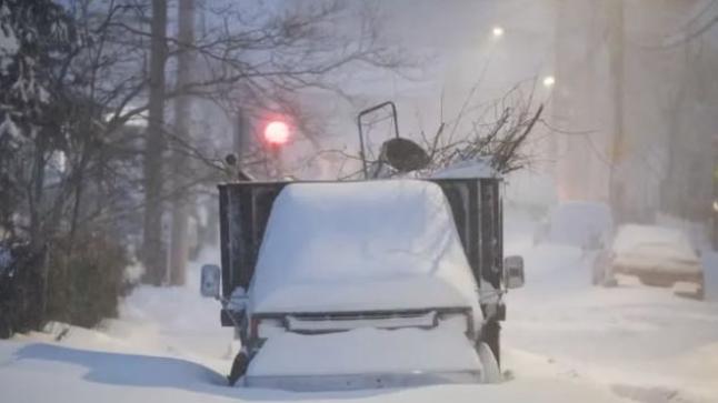 حاكم ولاية نيويورك يحذر من عاصفة القرن