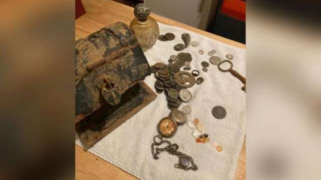 امرأة أسترالية تعثر على كنز ثمين بالصدفة على الشاطئ